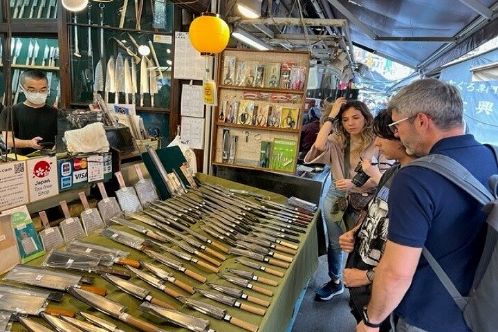 Overseas travelers enjoy shopping Japan-made knives in Tsukiji