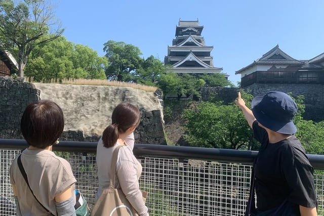 A guide who grew up in the area will provide an easy-to-understand and brief explanation about the attractions of Kumamoto Castle, which is considered one of Japan's top three castles.