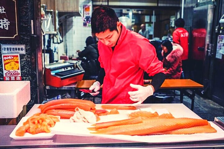 Slicing salmon...in front of your eyes!!:) 