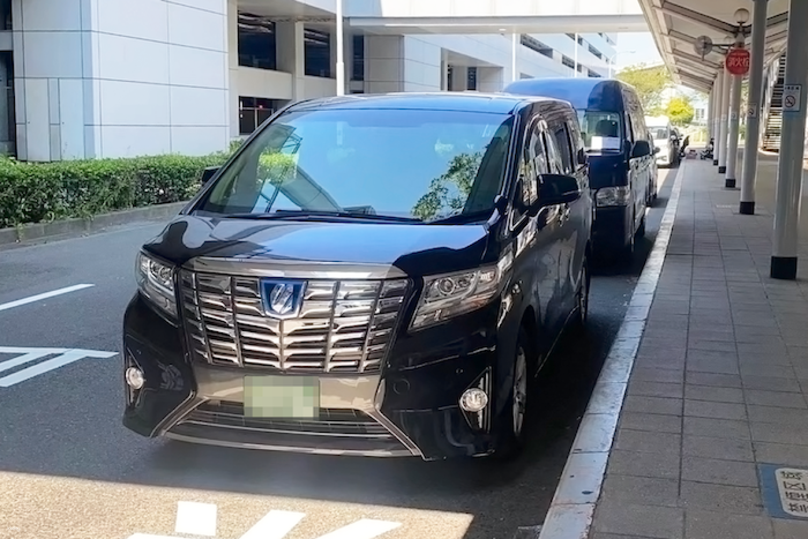 Naha Airport (OKA) to Okinawa city transfer｜Airport transfer car｜Four-seater vehicle - Photo 1 of 2