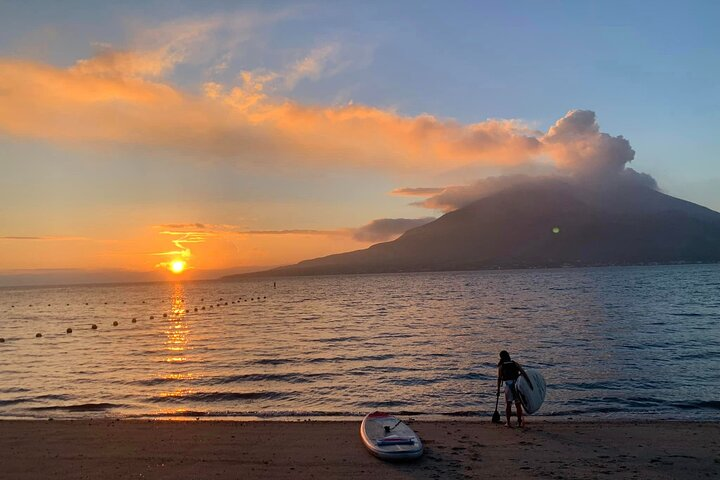 火山から昇る日の出を眺めながらサップ体験