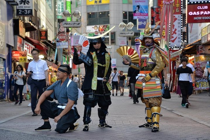 Samurai photo shooting at Street in Shibuya - Photo 1 of 7