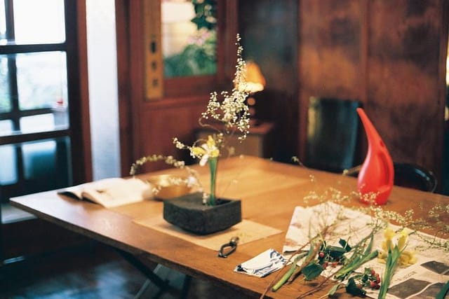 The Art of Ikebana, flower arranging in a 250 year old ryokan  - Photo 1 of 9