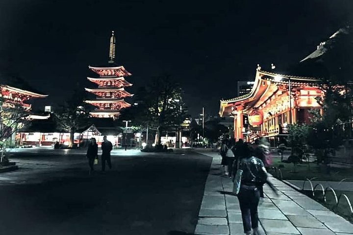 Asakusa by night perfectly lends itself for some spooky story-telling