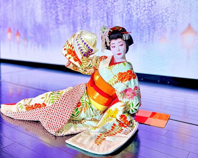 Traditional Japanese Dance Show Experiences【Kabukicho Theater】 - Photo 1 of 9