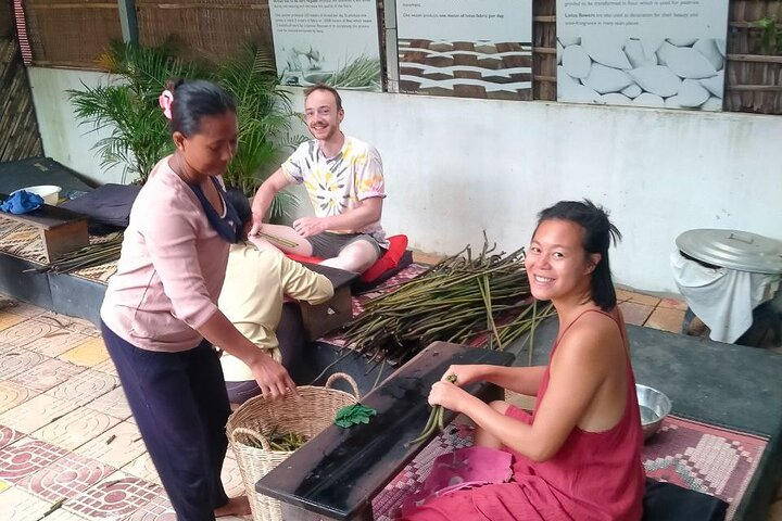 Discover Learn and Experiment the Sacred Lotus Flower - Photo 1 of 10