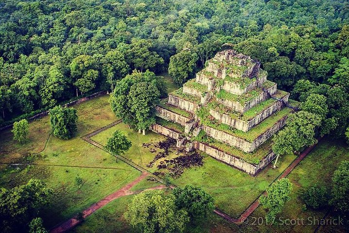 Exploring Koh Ker, the most beautiful pyramid temple in Cambodia - Photo 1 of 4