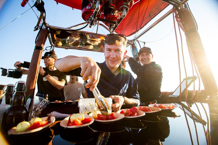 Hot air ballooning and gastronomy go together now!