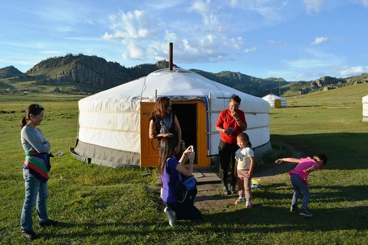 Nomad family in Terelj 