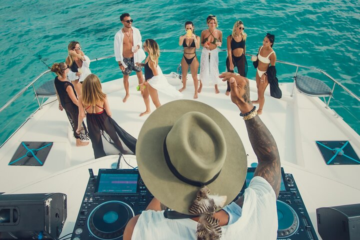 DJ Party Cancun - The Yacht Experiences