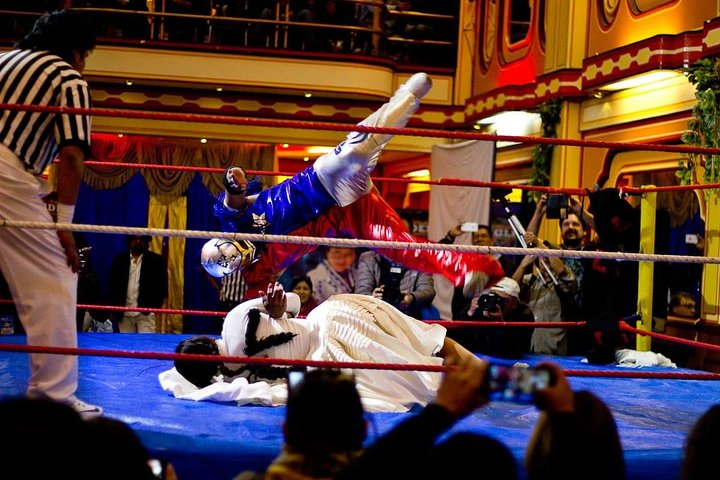 Cholitas Wrestling/Cholitas Luchadoras - Photo 1 of 8