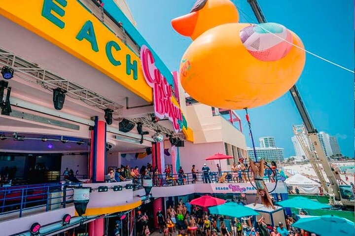 Beach club in Cancun de coco bongo