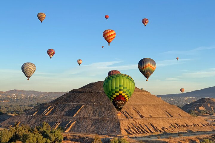 Fly in a balloon in Teotihuacán