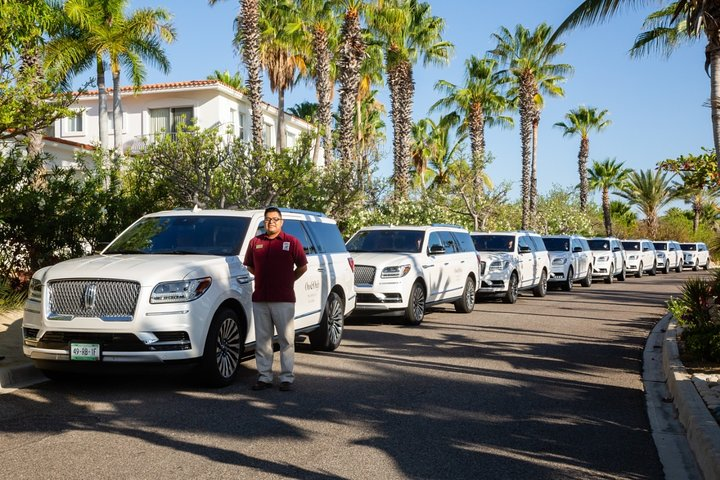 Lincoln Navigator Roundtrip Luxury Transportation - Photo 1 of 7