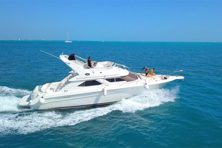 Private SeaRay 47ft Yacht Rental Cancun 23P6 - Photo 1 of 17