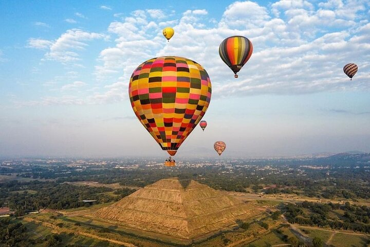 Beautiful sunny morning over the Pyramid of the Sun