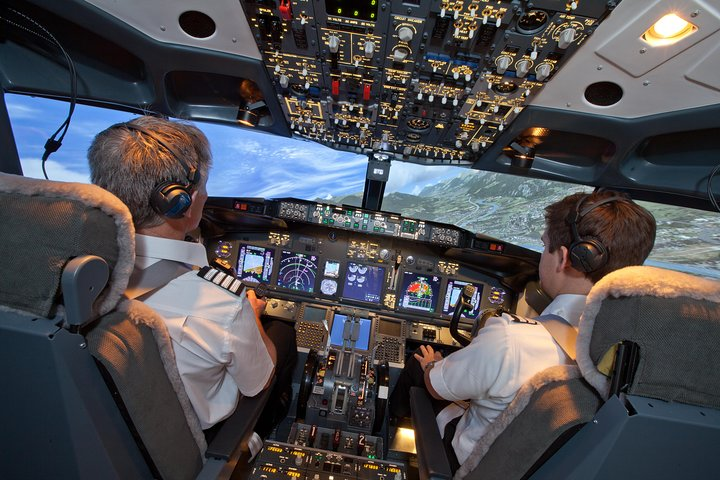 Boeing 737-800 flight simulator session. Scenic Flight - 30 mins - Photo 1 of 6