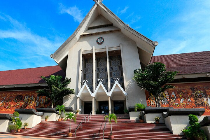 Located in the heart of the city of Kuala Lumpur, the National Museum (Muzium Negara) built in the style of a Malay palace is the guardian of the nation’s history