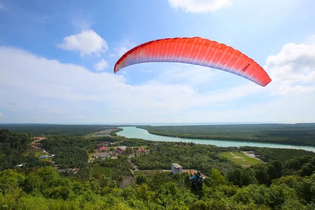 tandem-paragliding-bukit-jugra-selangor-malaysia_1