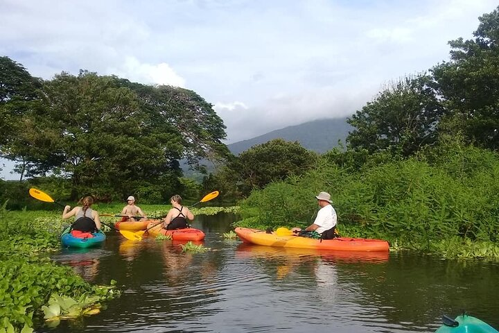 Beautiful picture with a volcanoe view and kayaking
