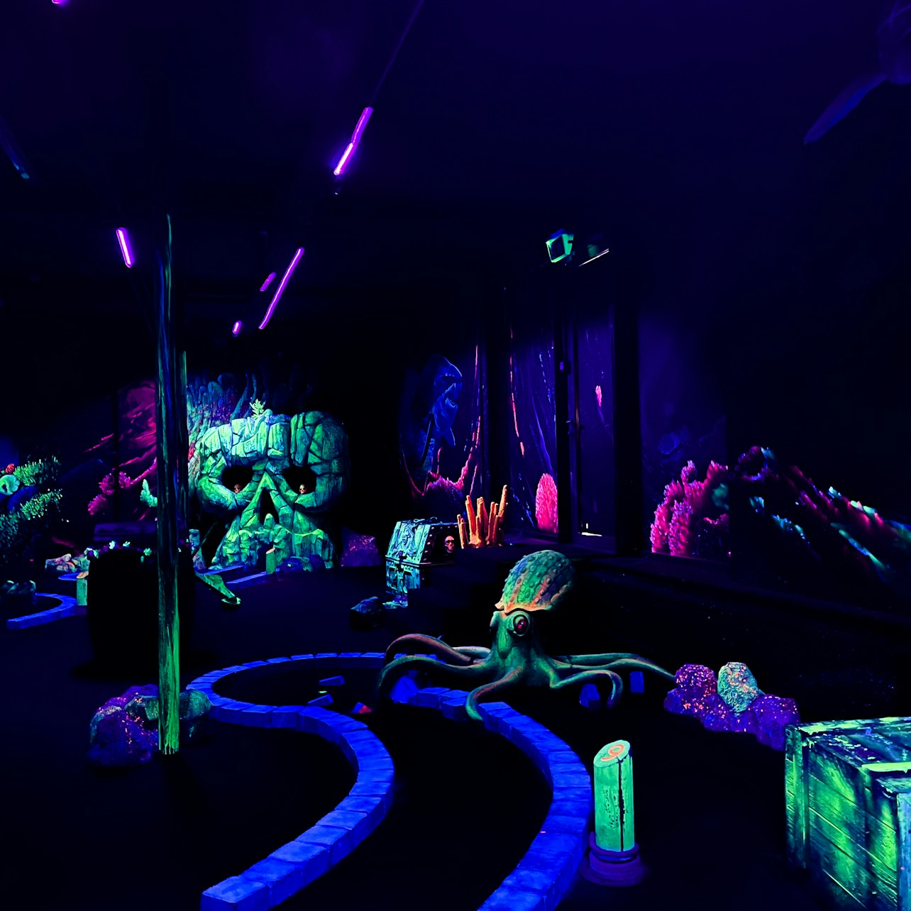 Aloha Glow in the Dark Minigolf Amsterdam - Photo 1 of 5