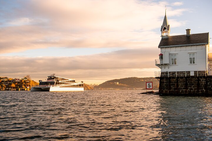 Passing Dyna Lighthouse