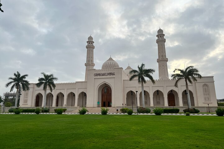 Sultan Qaboos Mosque - The Iconic Islamic Architecture in Salalah