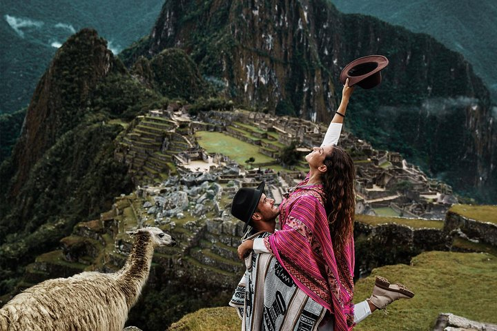 Couple enjoying view from secret spot to Machu Picchu with exploor