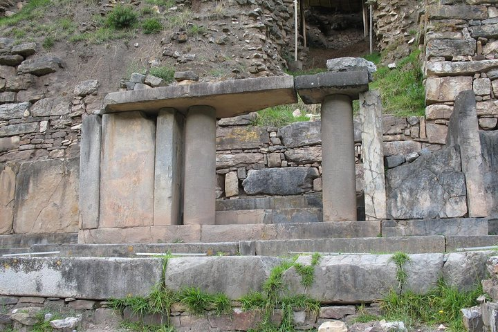 Chavin main Porch of ruins - Perubergsport com