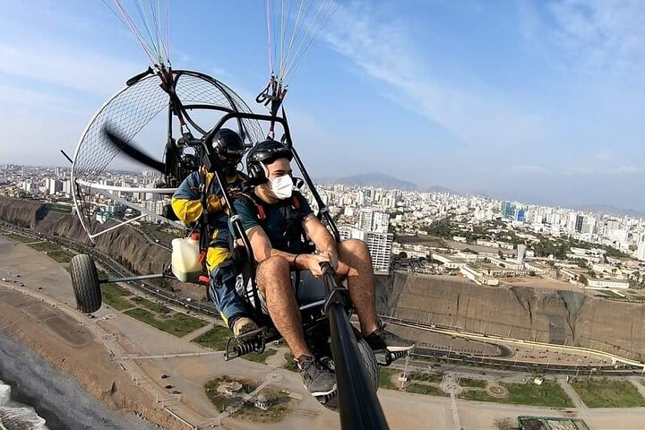 Fly paragliding along the coast of Lima - Photo 1 of 4