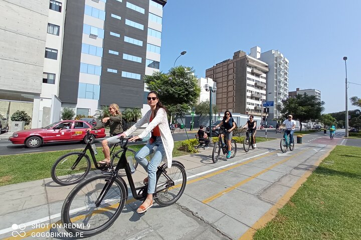 Biking along Av Arequipa