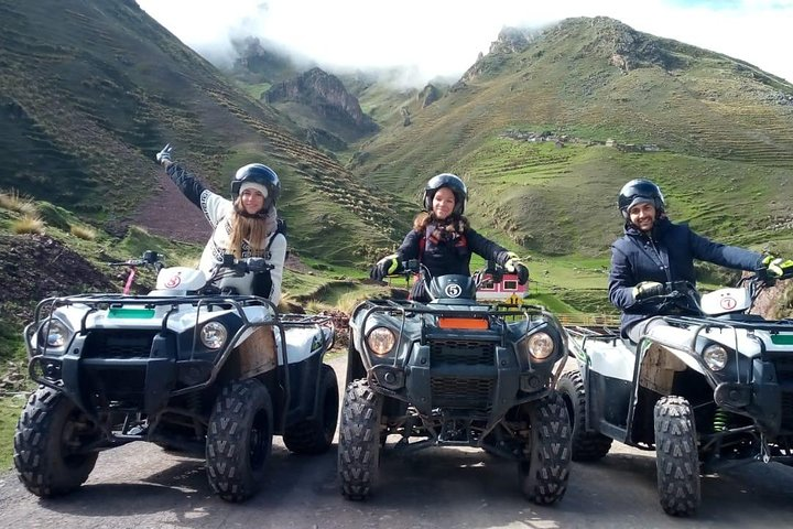 hermosos paisajes y full adrenalina camino hacia montaña de colores.