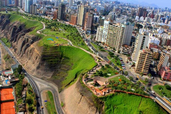 Biking in Lima along the cliffs