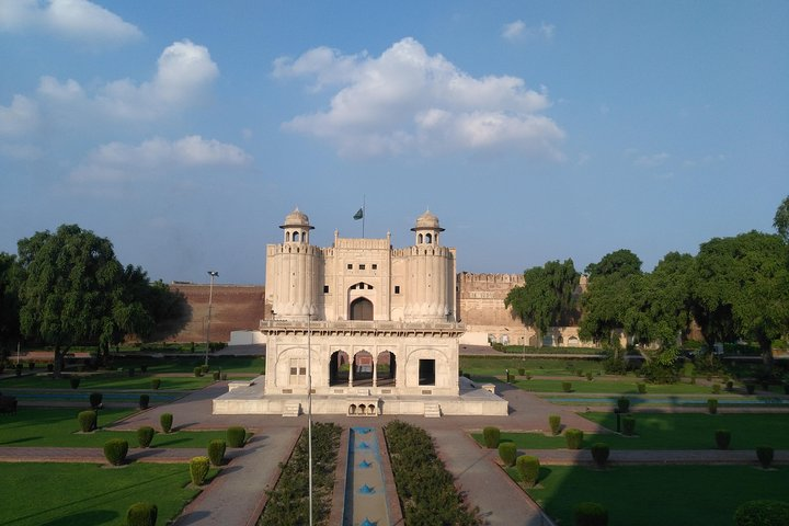 It is an Alamgiri Gate built by 6th Mughal Emperor Aurangzeb Alamgir in 1673/1674.