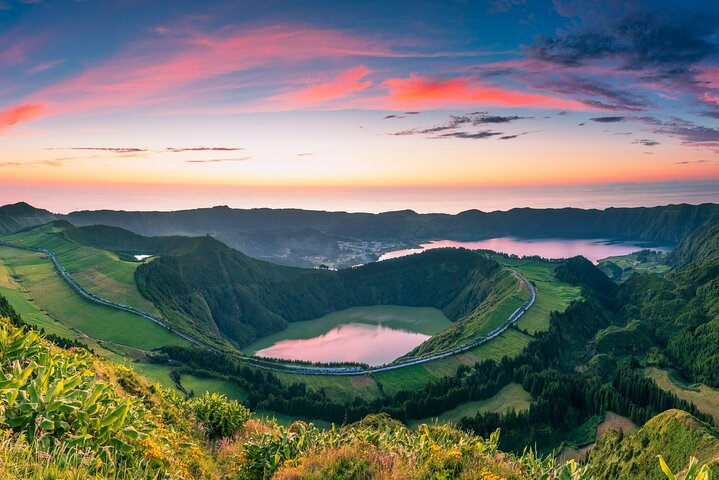 Explore the Sete Cidades volcanic crater in an SUV - Photo 1 of 21