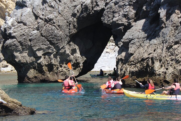 Kayak tour from Sesimbra to Ribeira do Cavalo Beach, passing through the caves - Photo 1 of 12