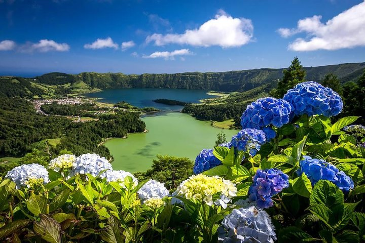 Sete Cidades: twin lakes