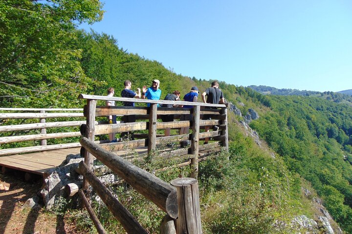 The balcony above Lazuri Glade with a view to Lazuri Gorge