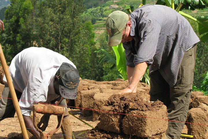 Expert instruction on mud brick contruction