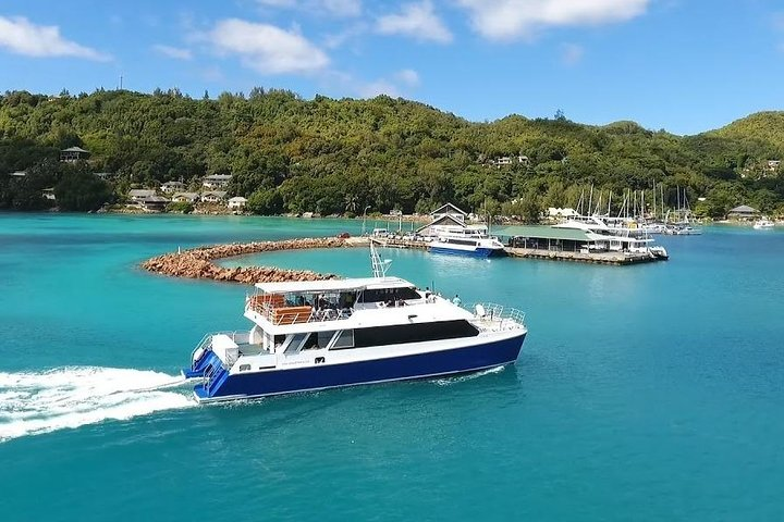 Cat Rose entering Praslin Jetty