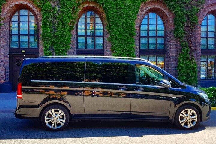 Airport Limousine Transfer: Stockholm City to Arlanda Airport 1-7 Passengers - Photo 1 of 4