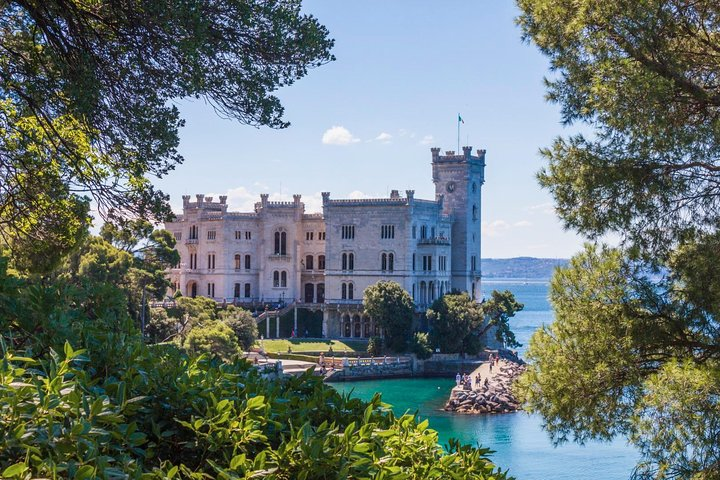 Trieste & Miramare castle (up to 8 persons) - Photo 1 of 5