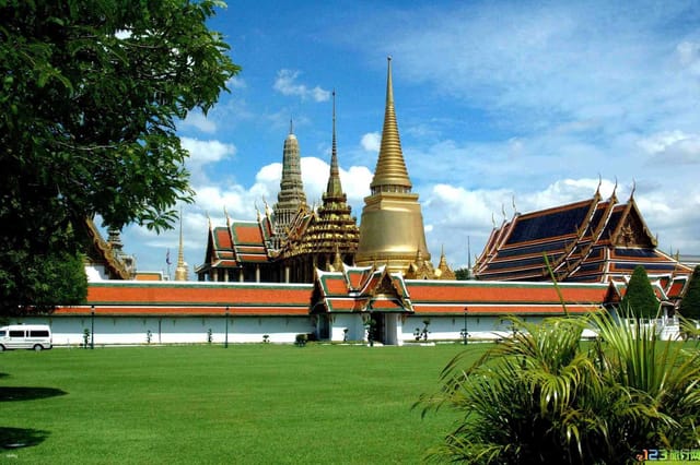 bangkok-morning-half-day-city-tour-three-great-temples-grand-palace-by-pandavas-japanese-guide_1