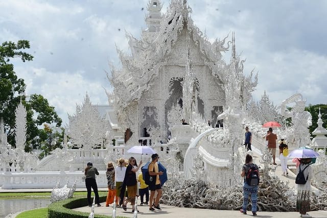 exclusive-chiangrai-white-temple-blue-temple-black-house_1