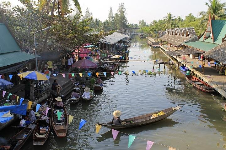 Thaka Floating Market