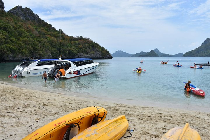 Cruise by speedboat to Angthong Marine Park