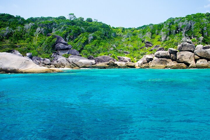 The Similans are a group of 9 protected islands oﬀ the southern coast line of Phuket and Khao Lak and are seen as some of the finest examples of the tropical name and fame of the country