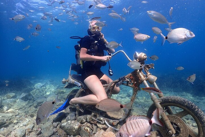 Ride a motorcycle under the water 