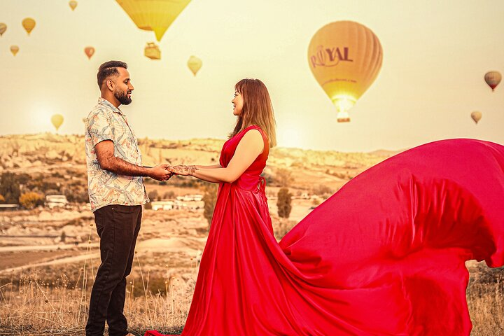 Photoshoot And Marriage Proposal With Balloon View - Photo 1 of 10