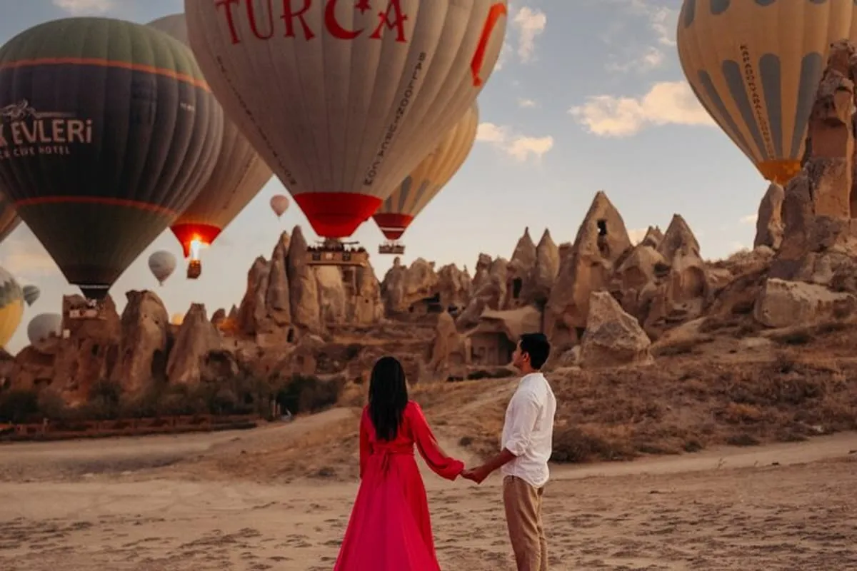 ea63431e-d904-4b34-9ff7-cb10f307c794_photoshoot-with-balloons-in-cappadocia-large.webp